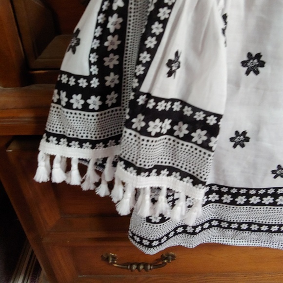 Gorgeous white and black top - Picture 2 of 3